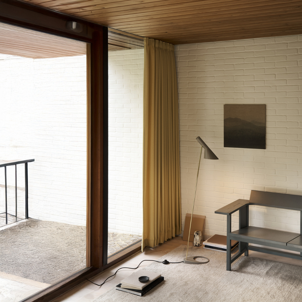 Louis Poulsen AJ フロアランプ 真鍮ポリッシュ仕上【展示品】