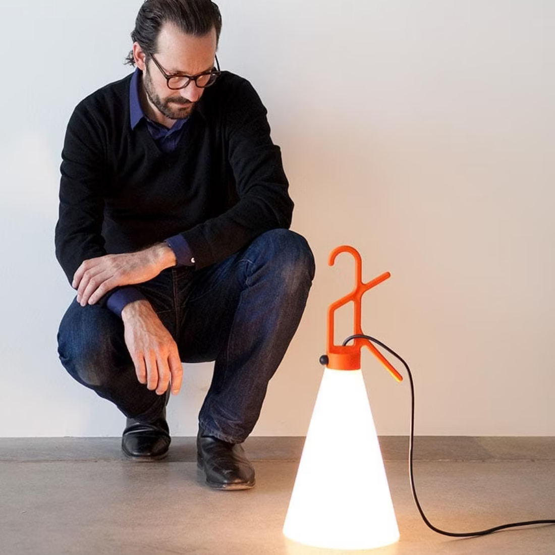 FLOS MAYDAY（メイデイ）｜自由な発想で使える多機能テーブルランプ【展示品】