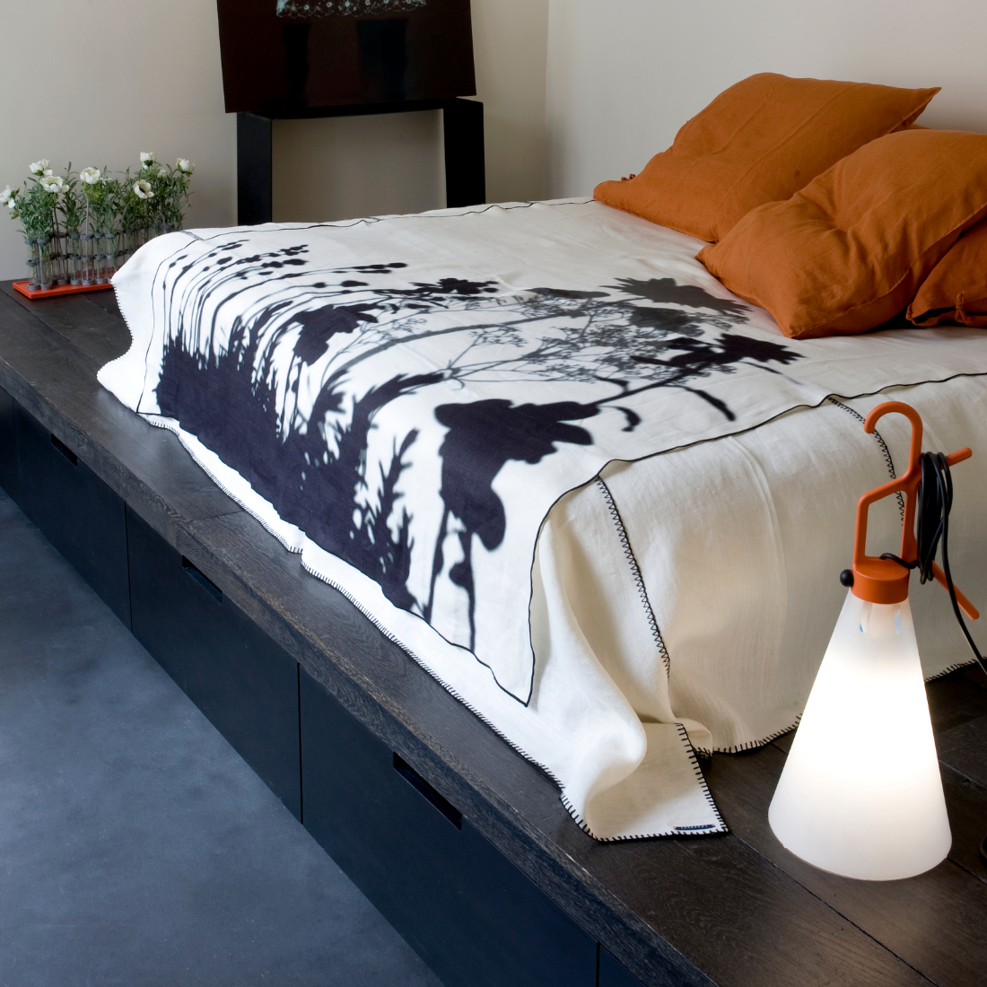 FLOS MAYDAY（メイデイ）｜自由な発想で使える多機能テーブルランプ【展示品】