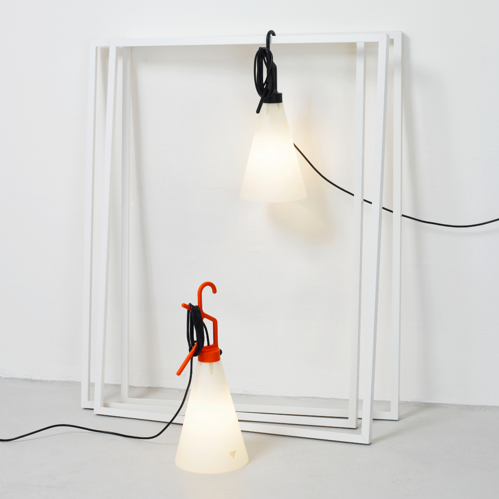 FLOS MAYDAY（メイデイ）｜自由な発想で使える多機能テーブルランプ【展示品】
