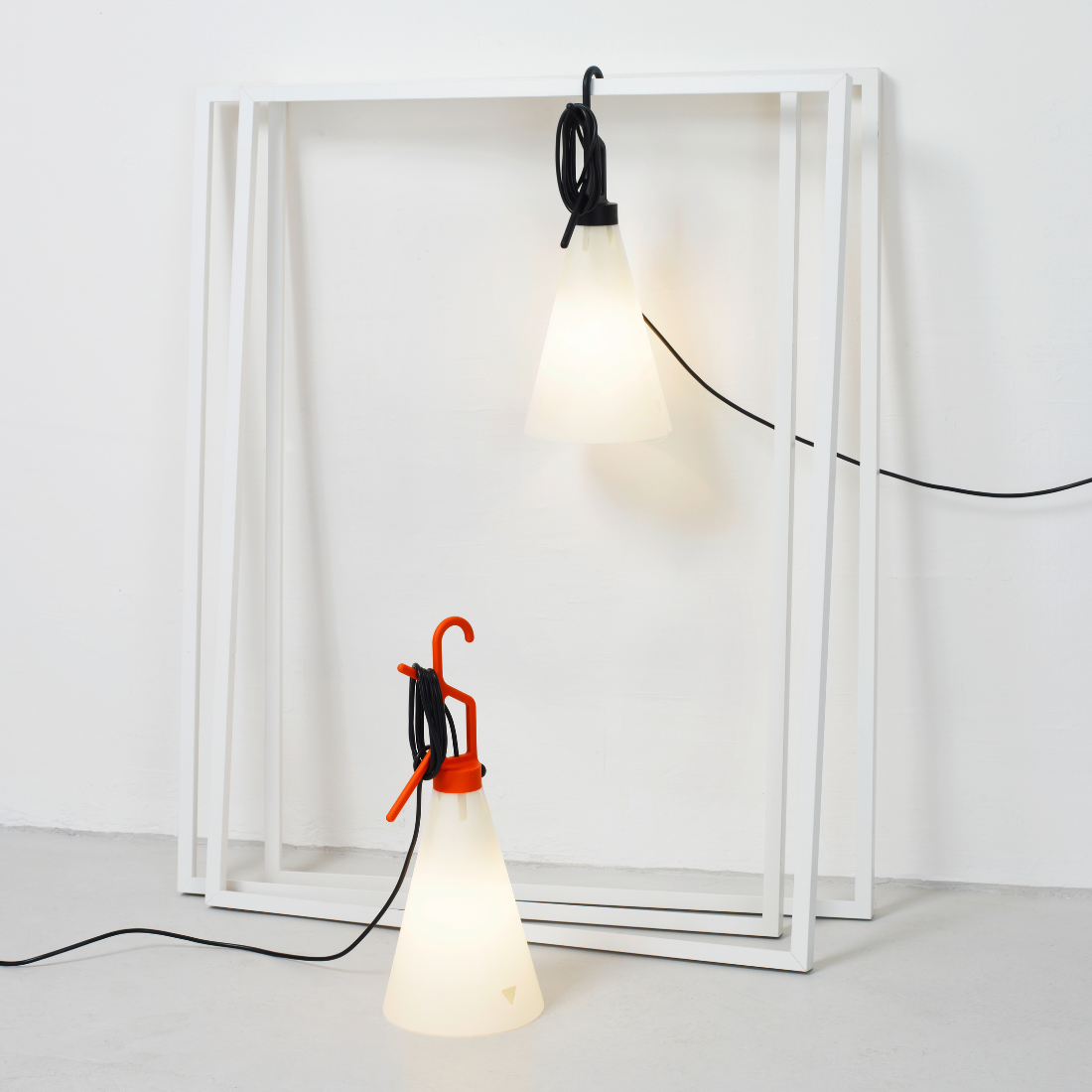 FLOS MAYDAY（メイデイ）｜自由な発想で使える多機能テーブルランプ【展示品】