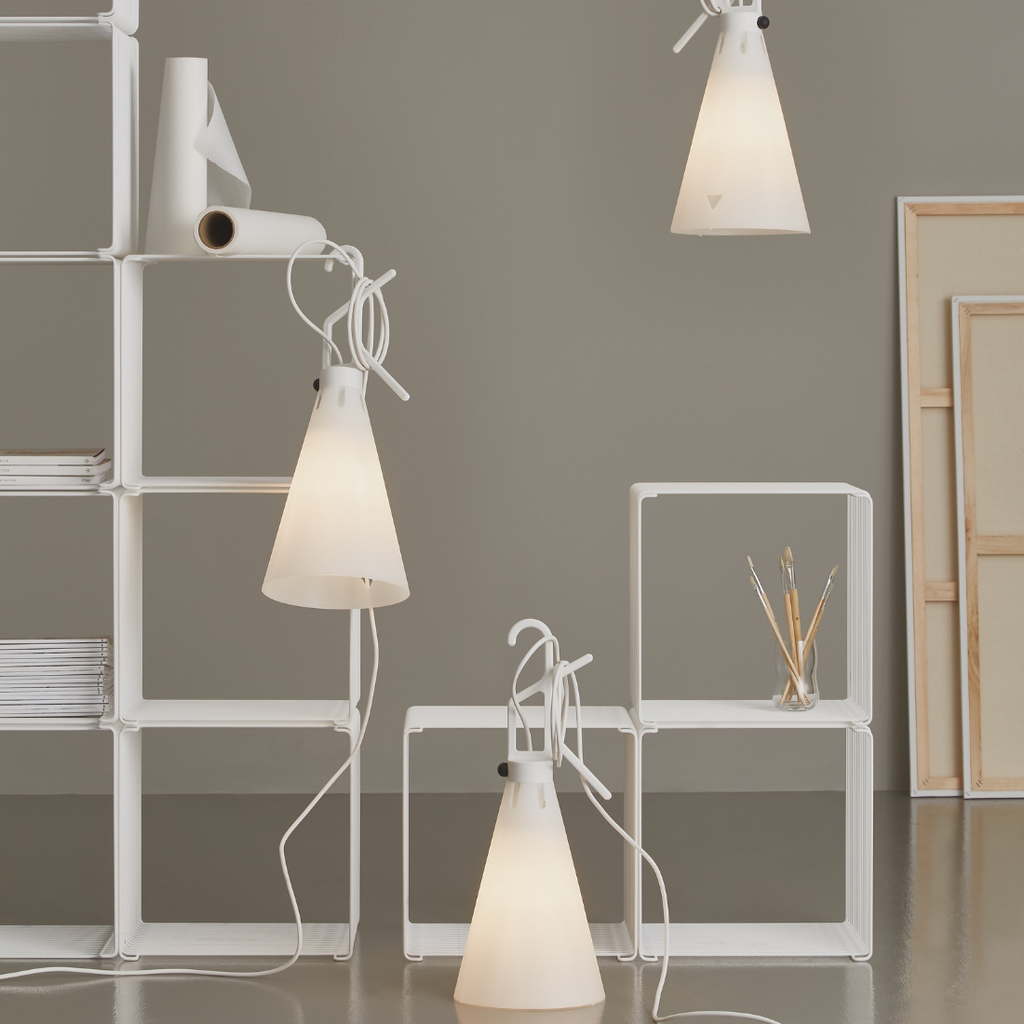 FLOS MAYDAY（メイデイ）｜自由な発想で使える多機能テーブルランプ【展示品】