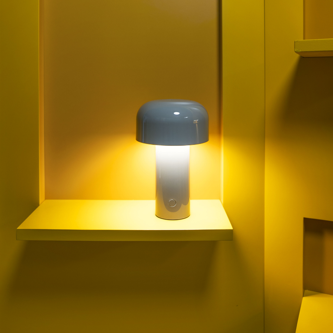 FLOS BELLHOP T（ベルホップ T）｜どこでも灯せるポータブルデザインランプ【展示品】