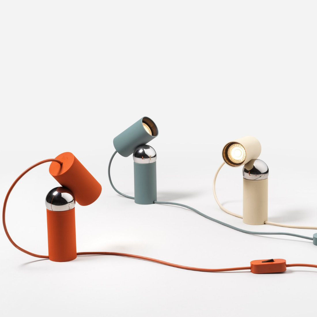 FLOS BILBOQUET（ビルボケ）｜自在に動くマグネット構造の次世代テーブルランプ【展示品】