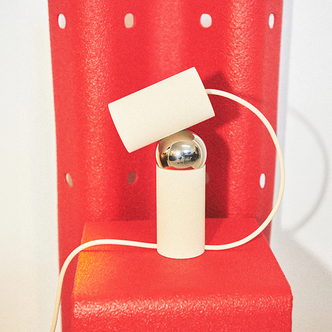 FLOS BILBOQUET（ビルボケ）｜自在に動くマグネット構造の次世代テーブルランプ【展示品】