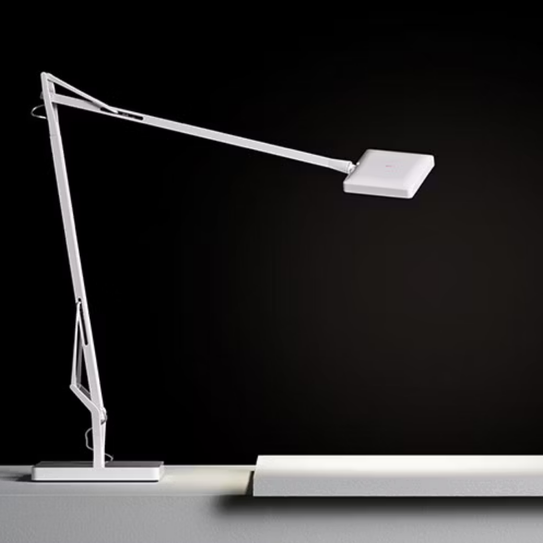 FLOS KELVIN EDGE（ケルビン エッジ）｜建築美と機能性を備えたLEDテーブルランプ【展示品】